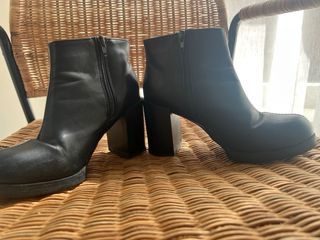 Botines negros con cremallera