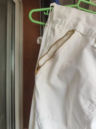 Pantalón blanco de vestir cremalleras doradas