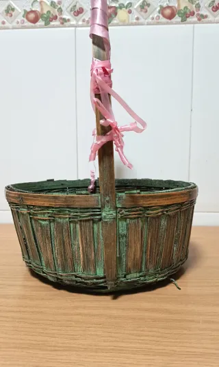 Cesta decorativa de bambú y mimbre