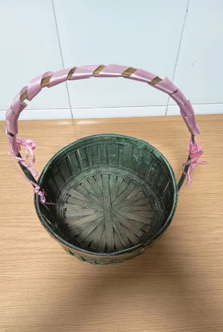 Cesta decorativa de bambú y mimbre