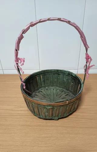 Cesta decorativa de bambú y mimbre