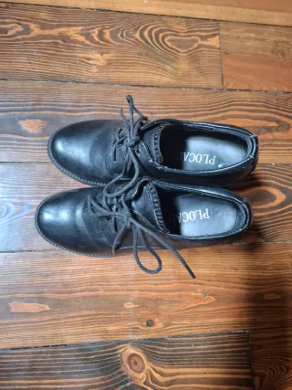 Zapatos elegantes negros de tacón con cordones