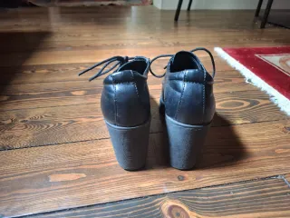 Zapatos elegantes negros de tacón con cordones