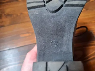 Zapatos elegantes negros de tacón con cordones