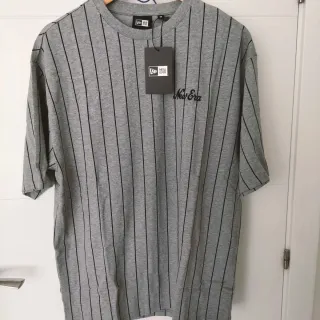 Camiseta New Era Talla M Gris