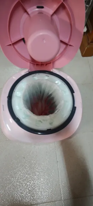 Papelera para pañales con recambio de bolsas.