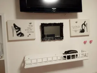 Quadri e specchio decorativo