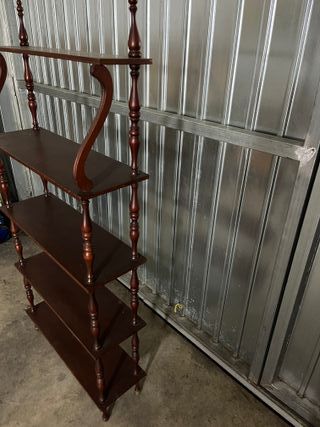 Estantería antigua de madera con regalo rinconera