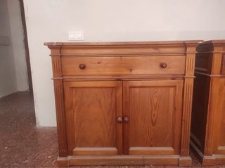 Mueble de madera marrón cerezo