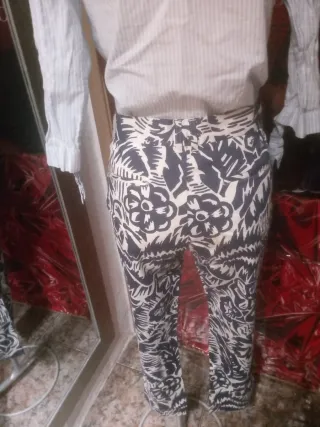 Pantalón estampado floral blanco y negro