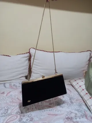 Bolso de fiesta negro con cadena dorada