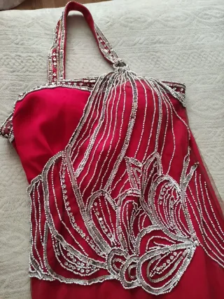 Vestido de fiesta rojo y marrón