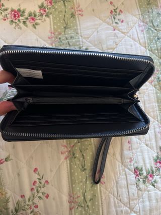 Portafoglio donna nero con zip e laccetto