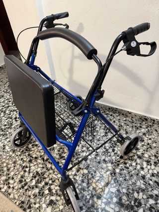 Andador azul con asiento y cesta