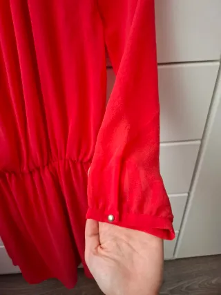 Vestido rojo asimétrico con detalle joya