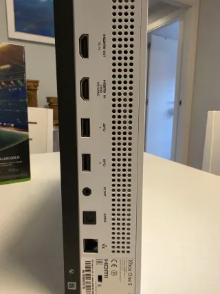 Xbox One S 500GB con mando y cables