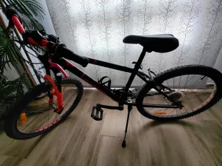 Bicicleta montaña negra y roja