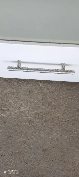 Mueble de baño blanco con puerta de cristal