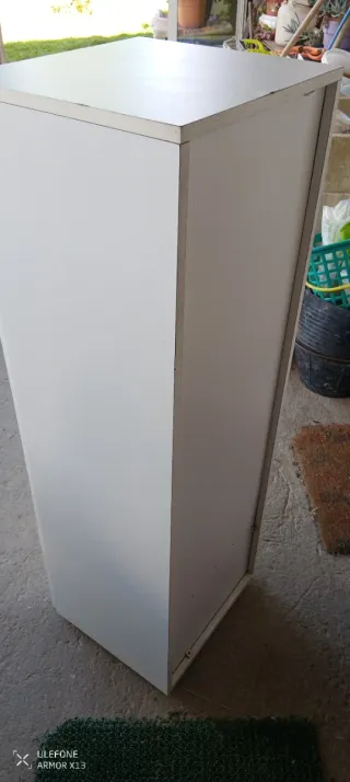 Mueble de baño blanco con puerta de cristal