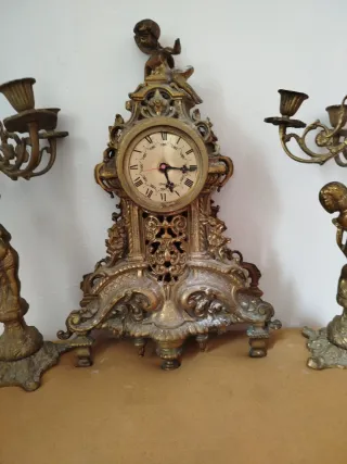 Reloj y candelabros de bronce