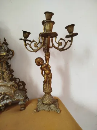 Reloj y candelabros de bronce