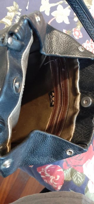 Mochila de piel negra.