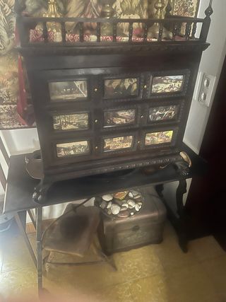 Bargueño antiguo con miniaturas