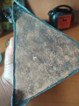 Cofanetto antico triangolare decorato