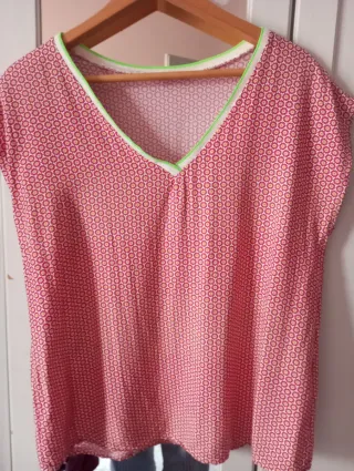 Blusa estampada cuello pico