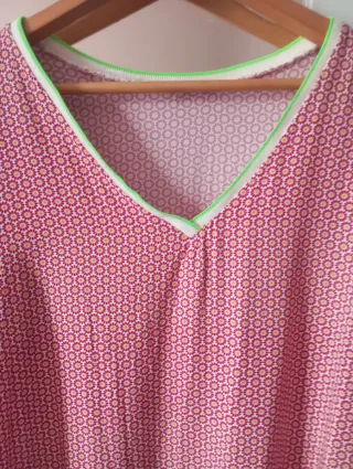 Blusa estampada cuello pico