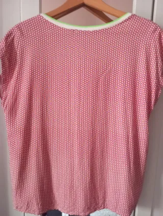 Blusa estampada cuello pico