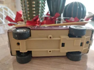 Coche miniatura colección Ford Explorer 1/42