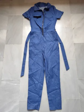 Mono corto azul con cinturón