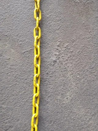 Cadenas de acero plateadas y amarillas