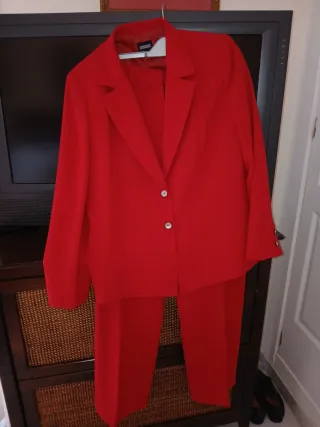Traje pantalón y chaqueta rojo de marca Elebe