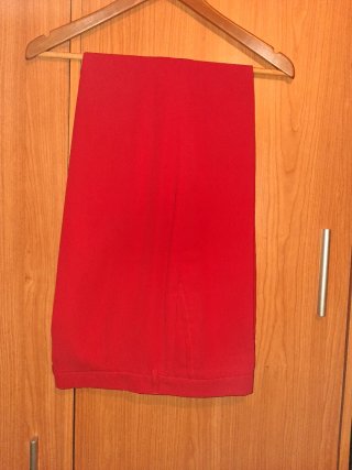 Traje pantalón y chaqueta rojo de marca Elebe