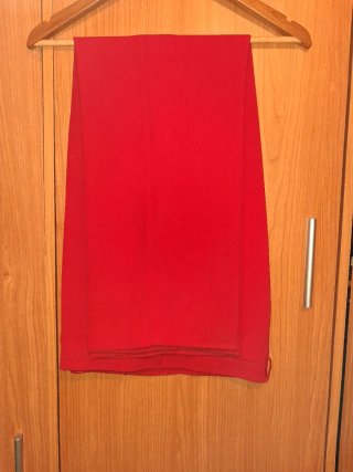 Traje pantalón y chaqueta rojo de marca Elebe