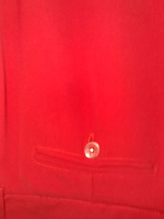 Traje pantalón y chaqueta rojo de marca Elebe