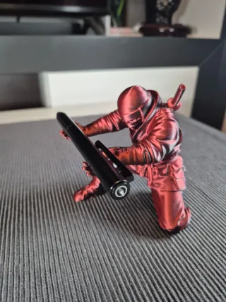 Figura Ninja sujeta bolígrafo que cambia de color