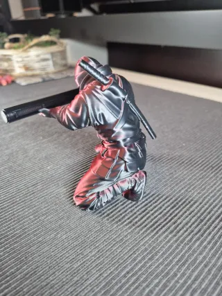 Figura Ninja sujeta bolígrafo que cambia de color