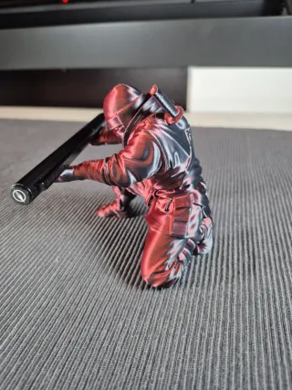 Figura Ninja sujeta bolígrafo que cambia de color