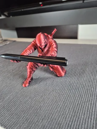Figura Ninja sujeta bolígrafo que cambia de color