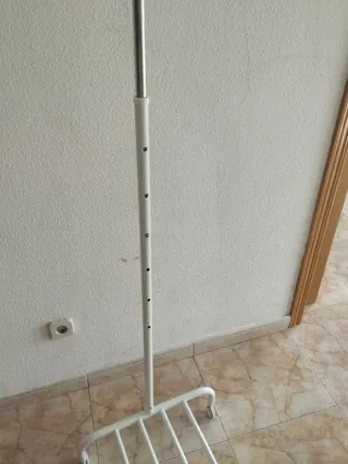 Perchero de ropa blanco con ruedas