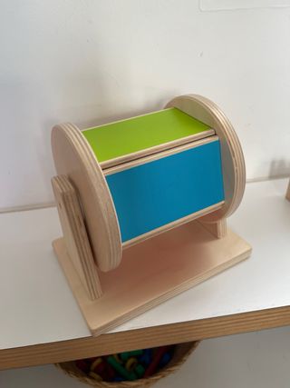 Tambor de colores con canica Lovevery