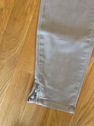 Pantalón vaquero gris con cremallera