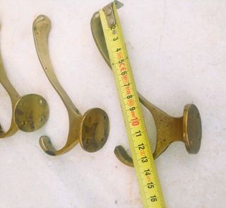 3 Percheros.