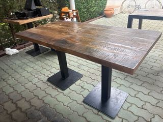 Mesa de madera y metal