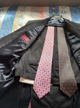 Traje de chaqueta gris y corbata, Seria en total 5