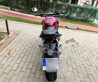 Honda CB650R 2023 Roja y Gris A2