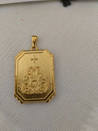 Medaglia Madonna di Fatima in metallo dorato.